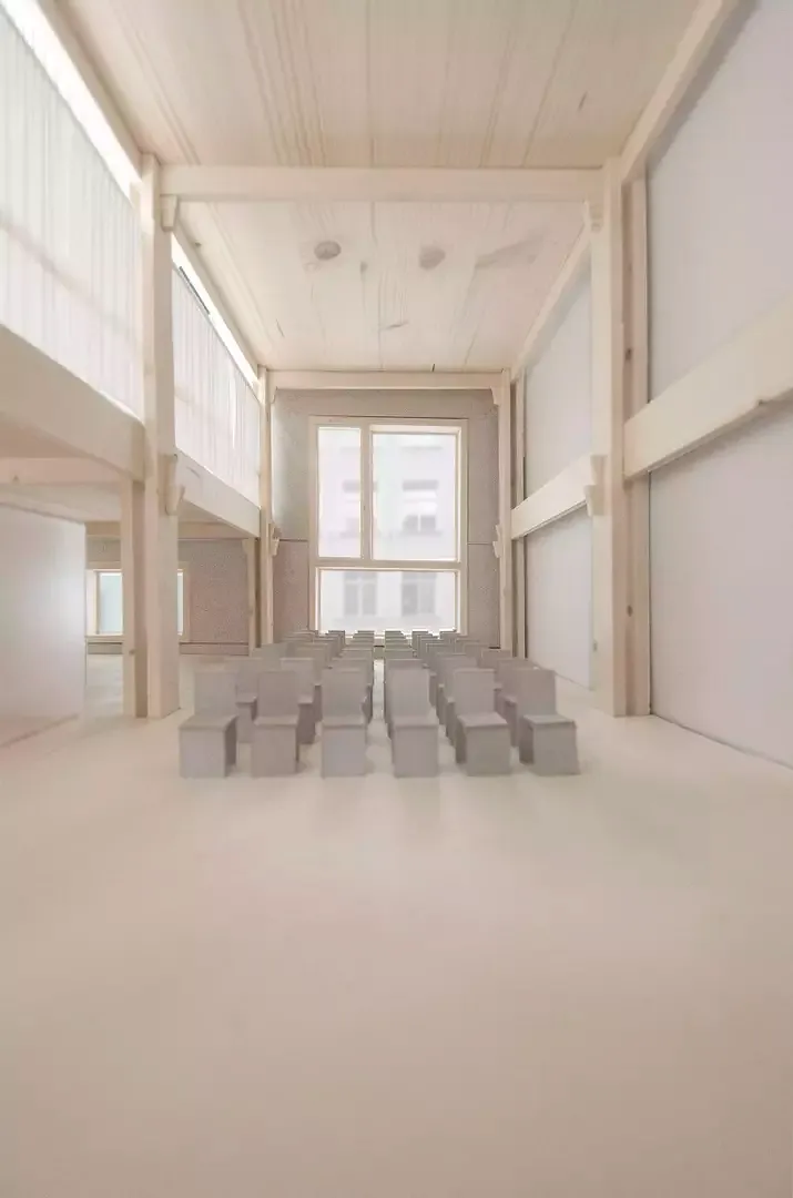Saal mit Hauptfenster