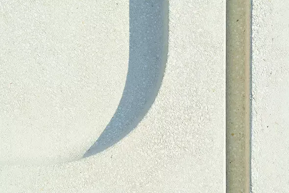 Jurakalk und Weisszement geben dem Beton die charakteristische Farbe