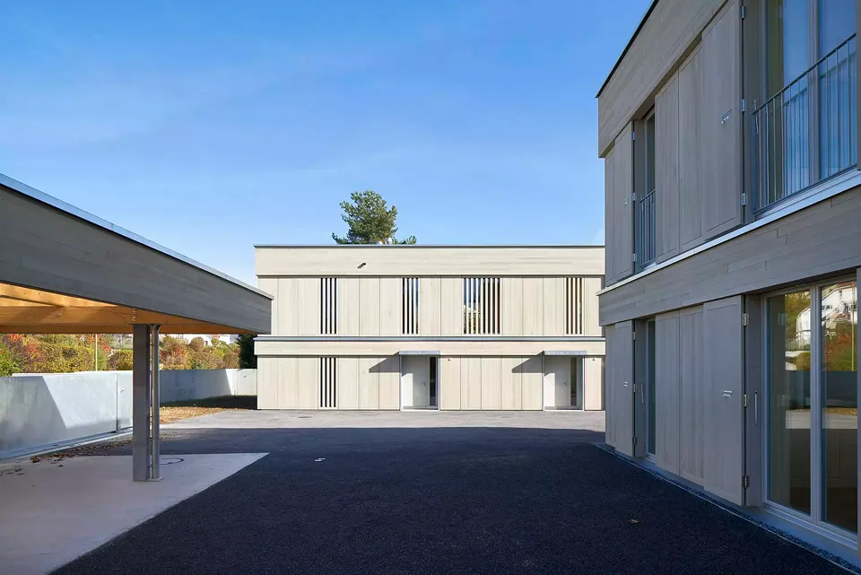 Hof mit Carport