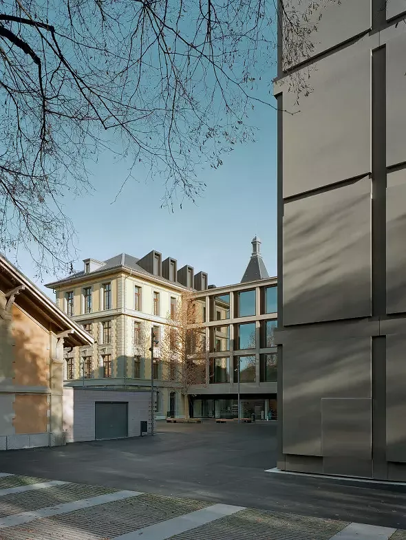Piazza comme lien entre bâtiment ancien et bâtiment neuf