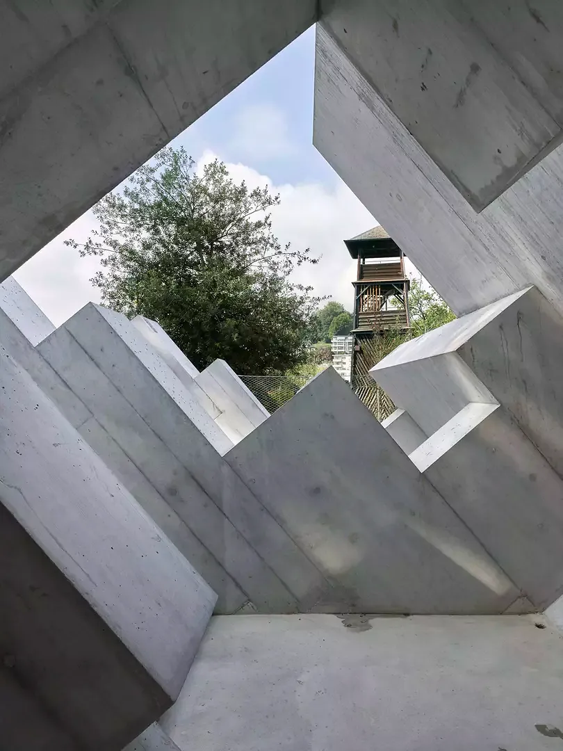 Dans la Sommerau, les cubes de béton de l’escalier poussent comme des cristaux vers la lumière.