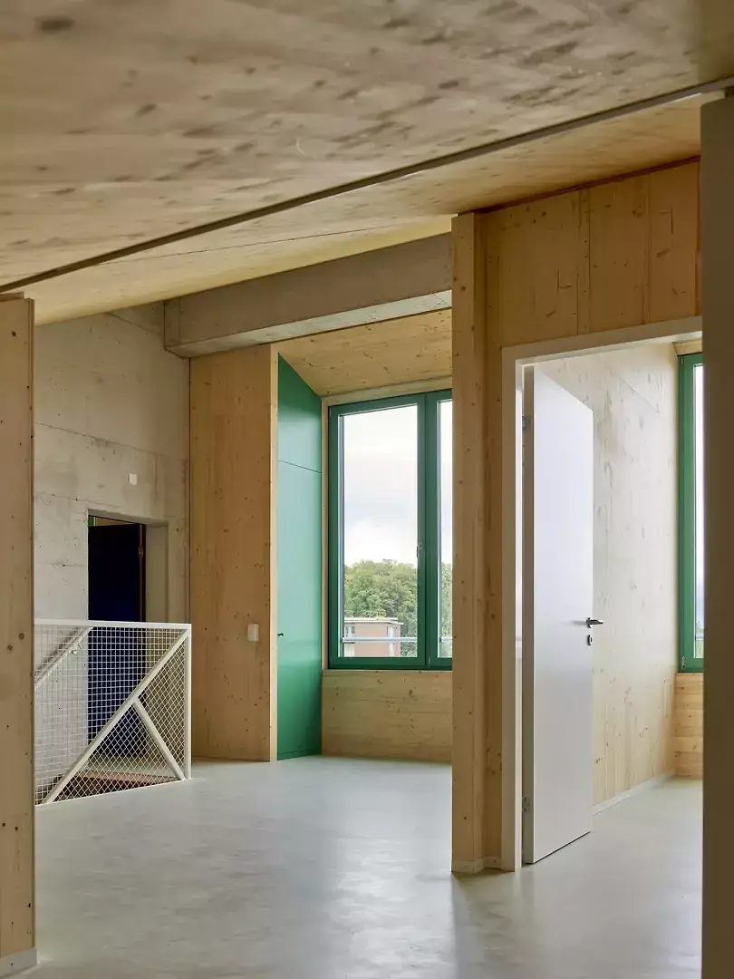 Les deux derniers étages du bâtiment situé au sud de la parcelle accueillent quatre duplex. La toiture en pente a inspiré aux architectes des pièces en partie réhaussées. 
