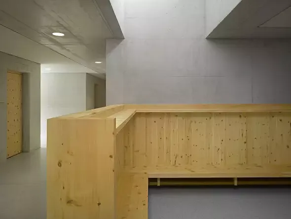 Banc en bois d'arolle et lanterneaux
