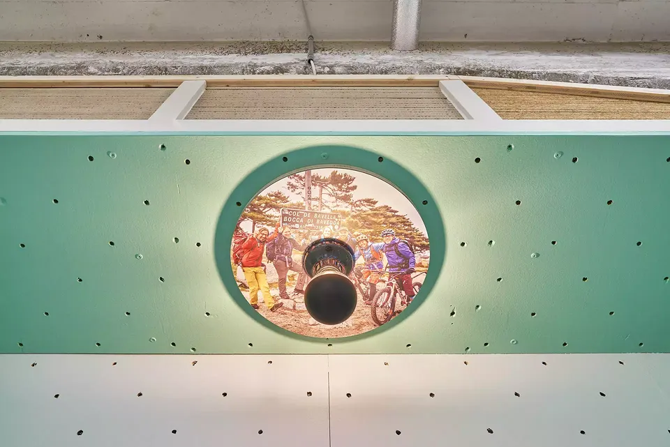 Lampen mit ehemaliger Transa-Werbung als Schirm
