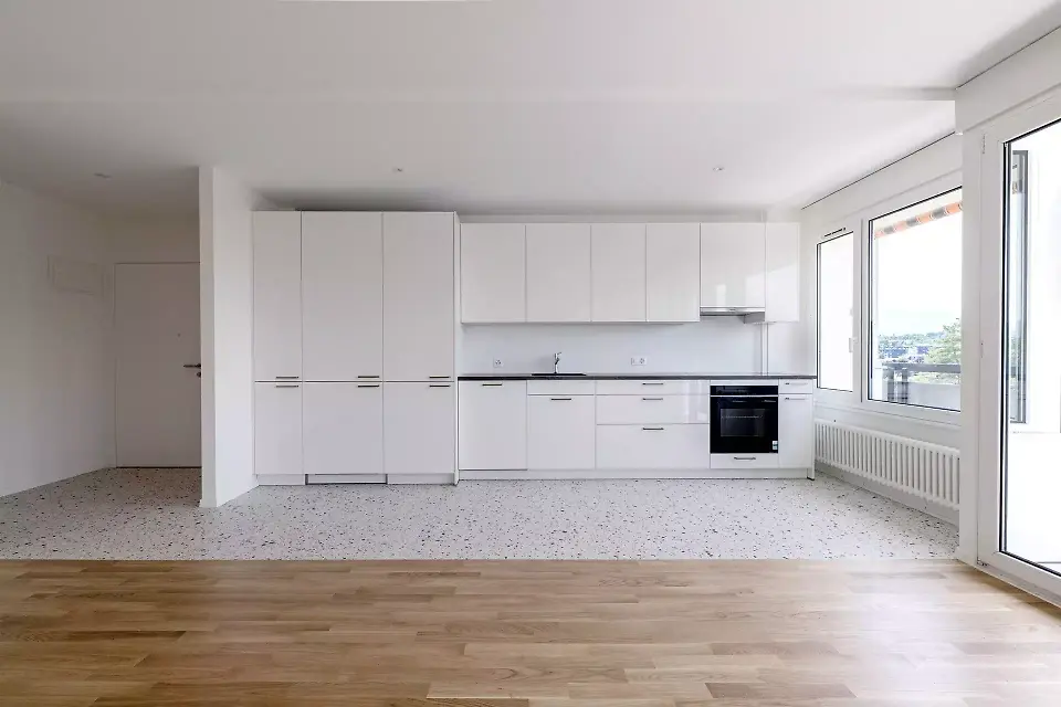 Vue de face de la cuisine et de l'entrée