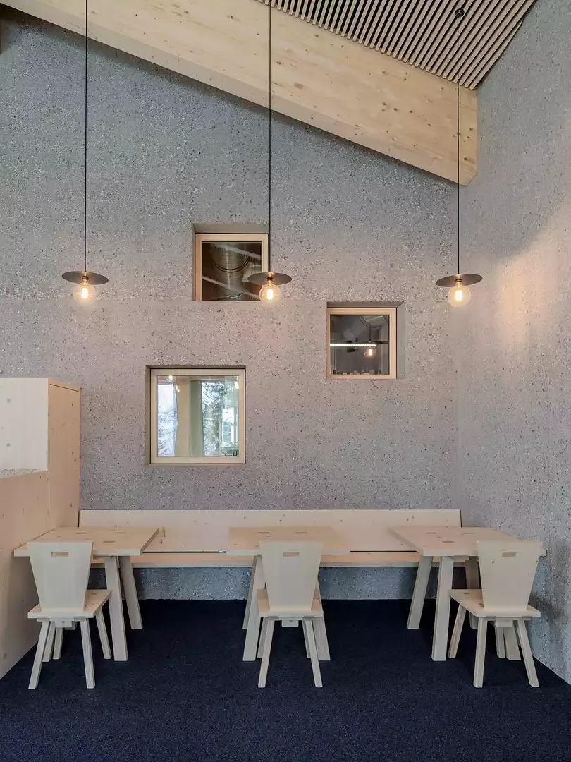Salle de restaurant servie