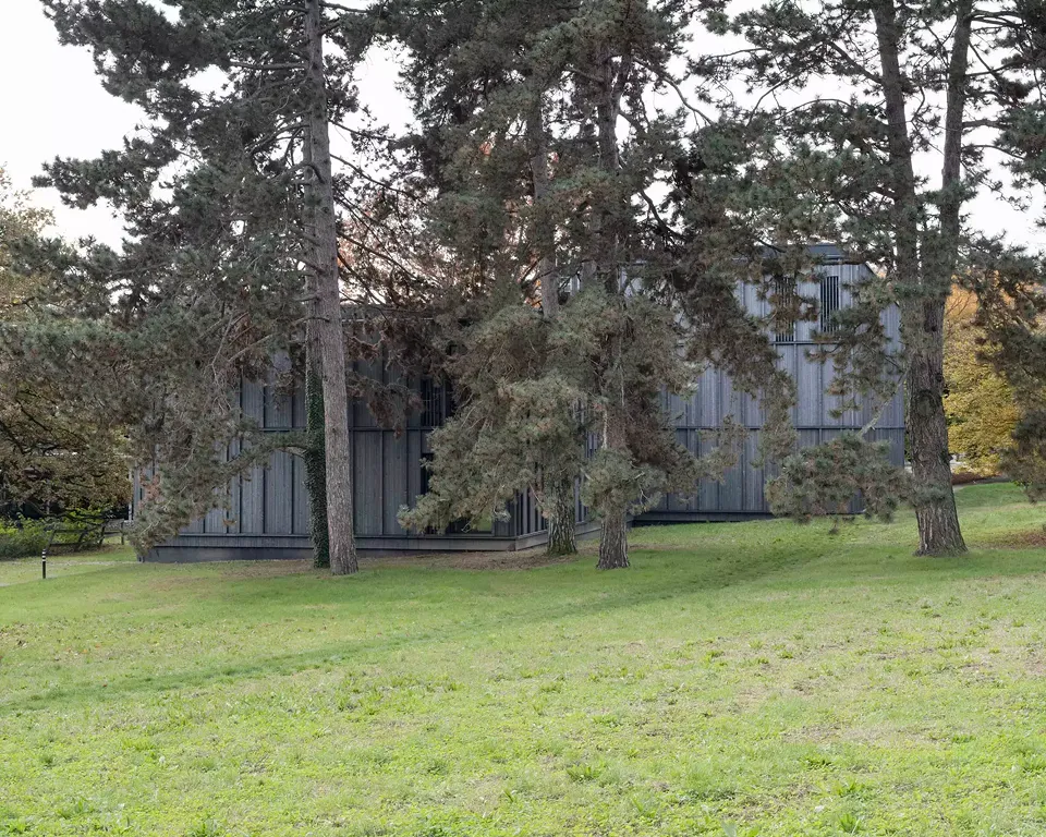 Vue extérieure, bâtiment école, site Trembley