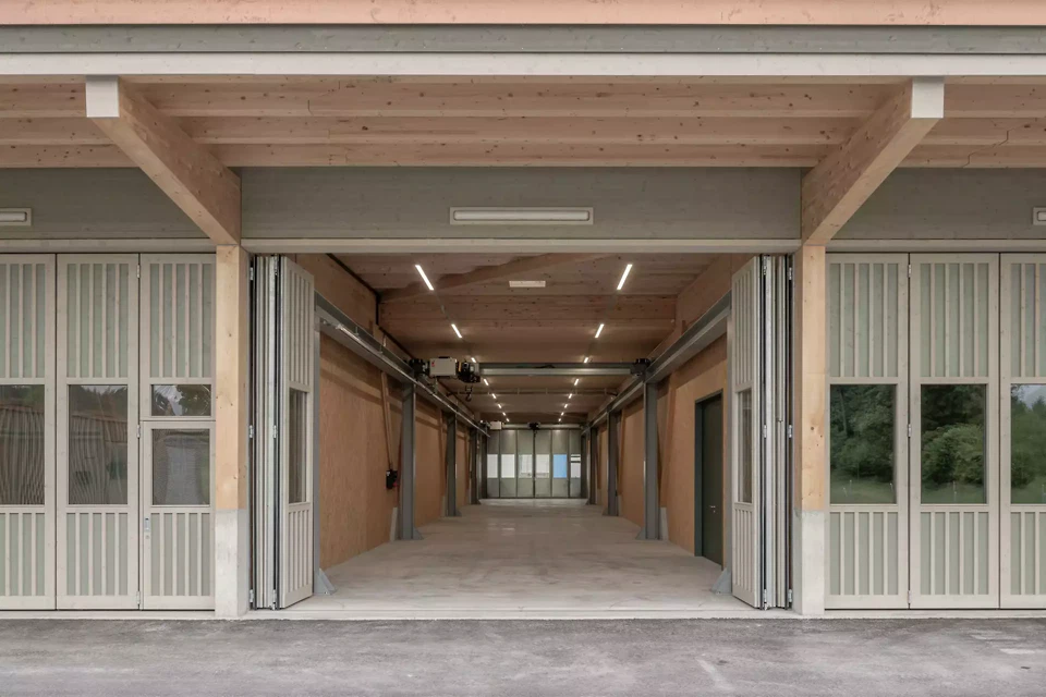 Die Torkonstruktion ist für den Zirkus Knie massgeschneidert. Sie bietet eine optimale Funktionalität und soll architektonisch an landwirtschaftliche Bauten erinnern.