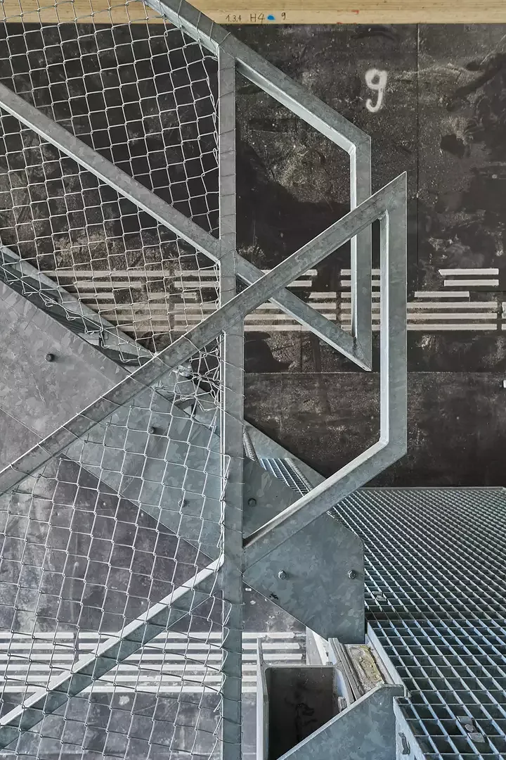 Escalier avec rampe d'un ancien bâtiment commercial