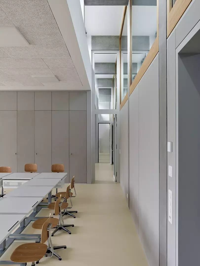 Schulzimmer mit Oberlichtfuge