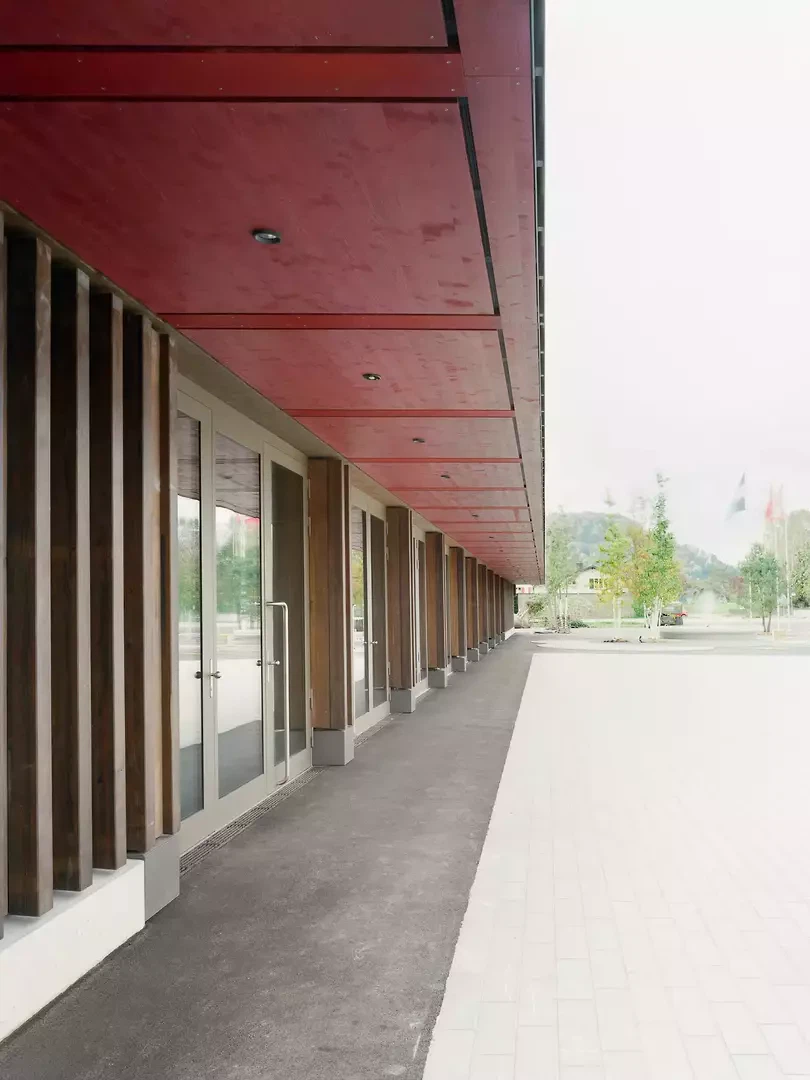 Erdgeschosszone verbindet Innenraum und Dorfplatz