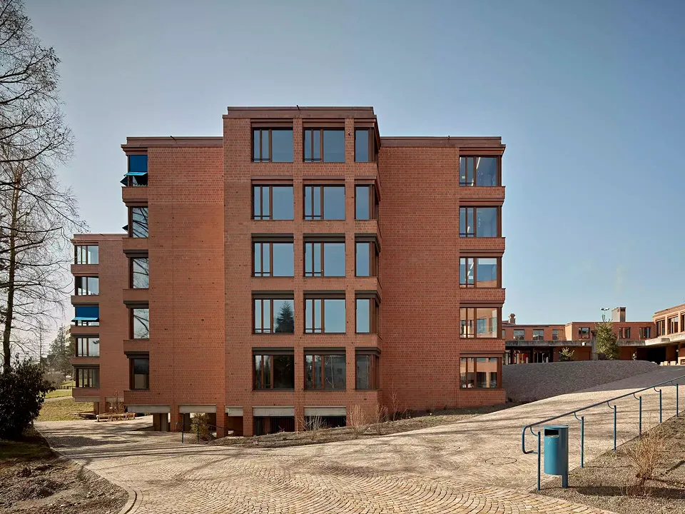 Nordfassade Schulhaus Röhrliberg I, Anbau West und Aufstockung, neue Rampe zum Hof