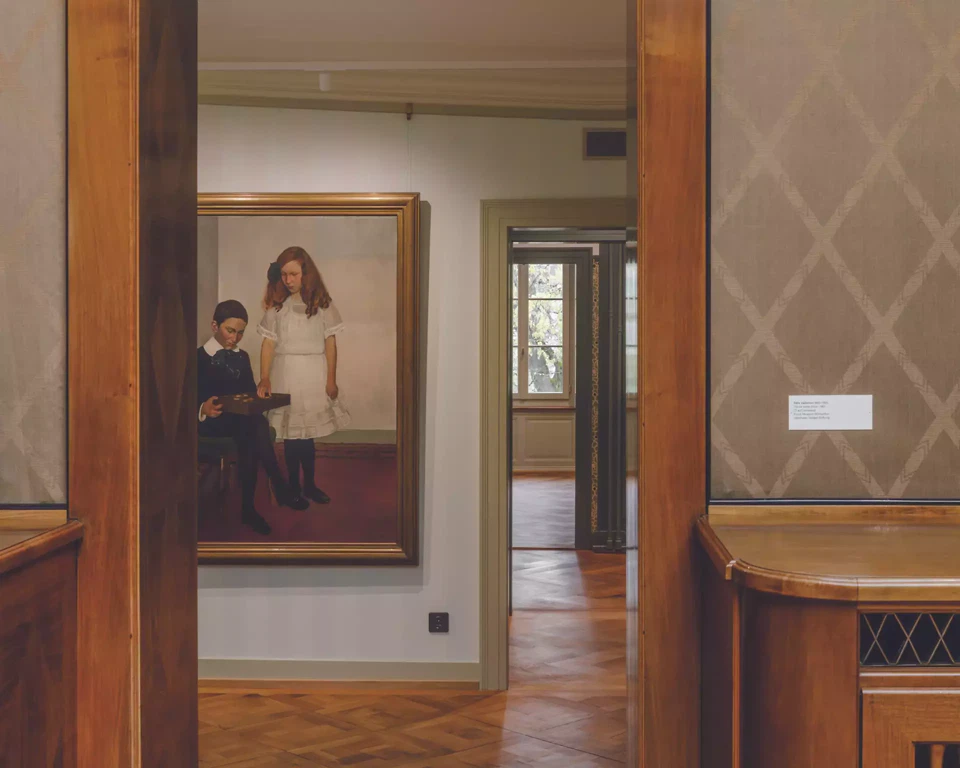 Blick aus dem Oberlichtsaal über Arbeitszimmer und Flur in die ehem. Wohnräume