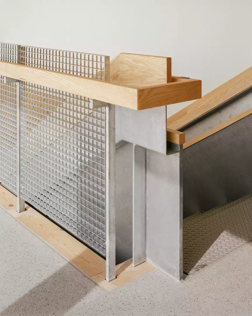 Der hölzerne Handlauf schlängelt sich durch alle Geschosse