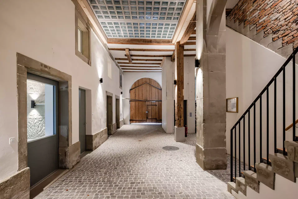 Die Tenne hat seine zentrale Funktion als Verbindung zwischen Innen und Aussen wieder erlangt. Dient als Zugang zu den Wohnungen.