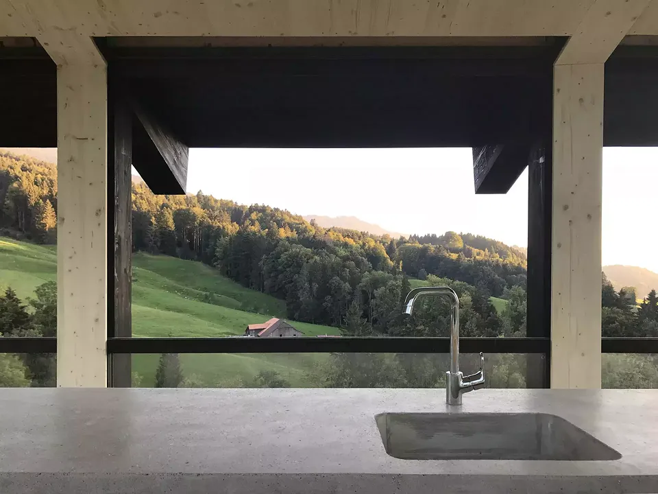 Die Fenster gegen  Süden öffnen sich, indem  die Fenster in die Fassade eingeschoben werden,  sodass der Aussenraum  zu einem Innenraum wird.