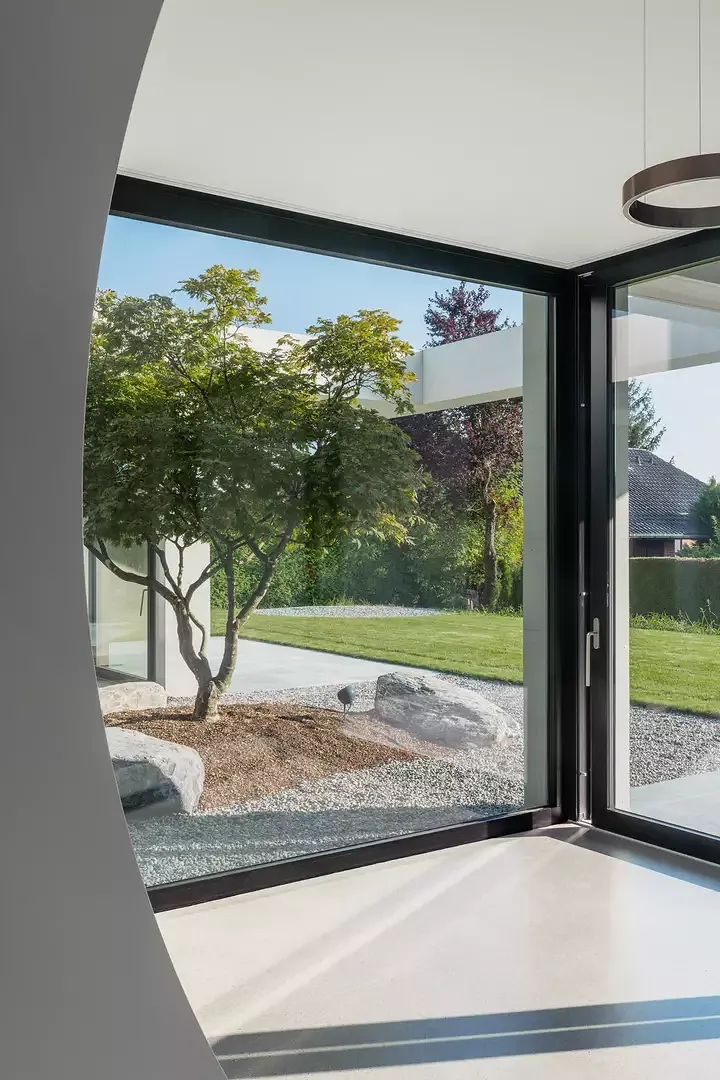 Blick durchs Esszimmer zum Hof und Garten