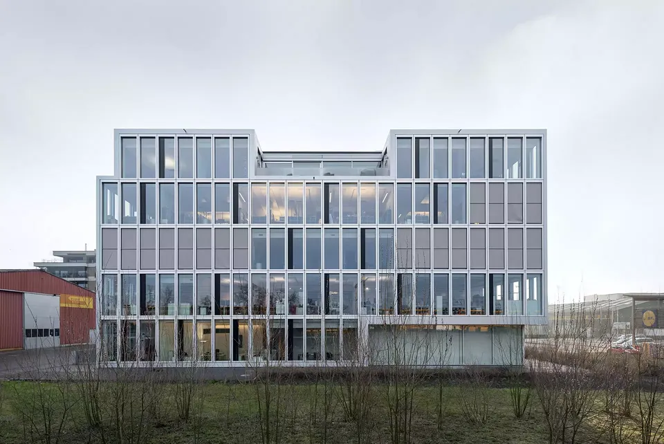 Fassade zur Bahn