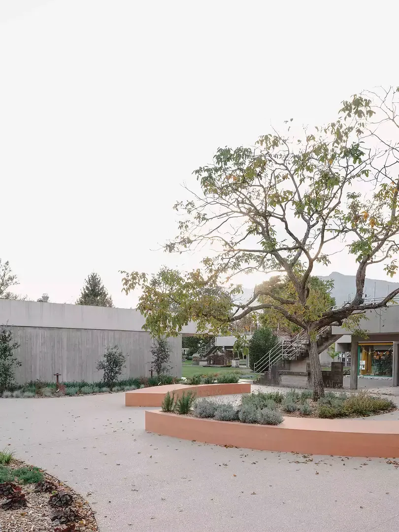 Campus-Eingang, Piazza del Noce