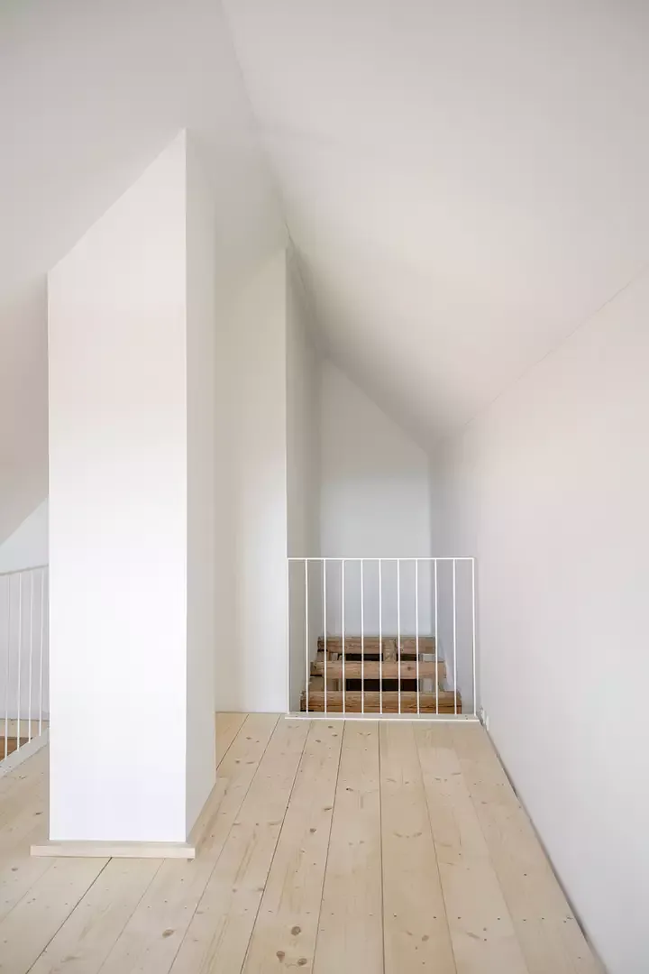 Mezzanine dans l’appartement mansardé