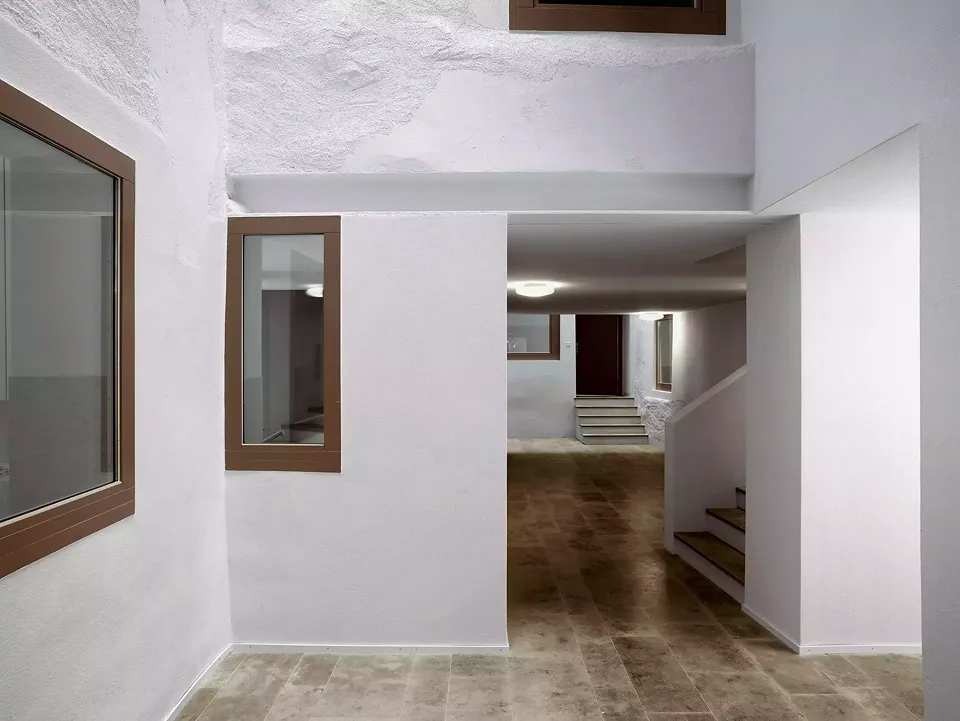 Unter Berücksichtigung  der Gebäudetypologie entschied sich das Architekturbüro O. Rochat bewusst für zwei Ausrichtungen mit einem durchgehenden Lichthof, über den das Licht im Tagesverlauf bis tief in die Wohnungen gelangt.