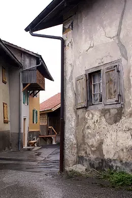 Blick durch die Gassen: Im Hintergrund das Wohnhaus und der umgebaute Stall
