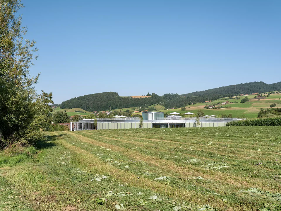 Schulhaus verschmilzt mit der Landschaft