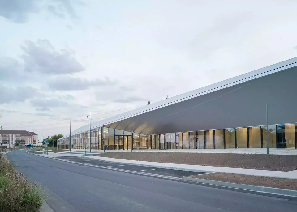 Aussenansicht Fassade Einblicke Sportzentrum Gilles Boutantin