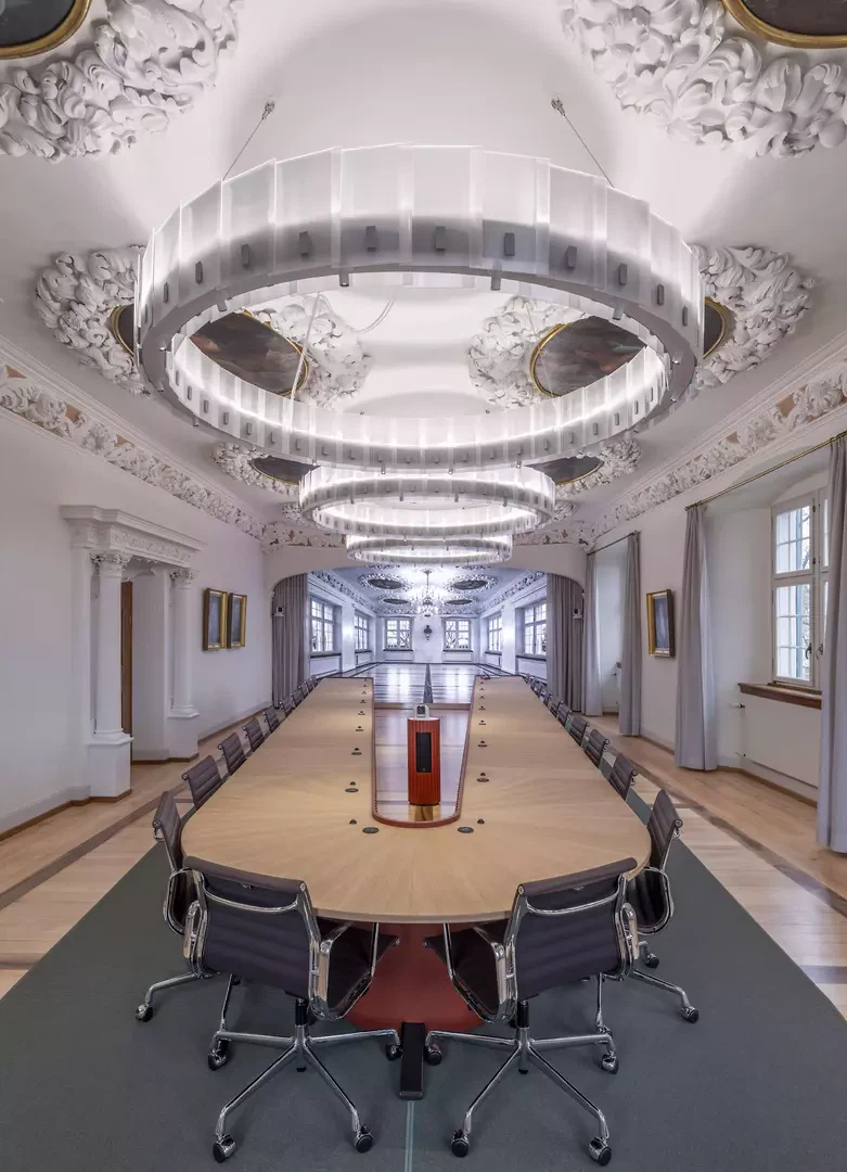 Der Tischkopf kann als "runder Tisch" genutzt werden. Das Furnierbild deutet dies mit seiner radialen Anordnung an.