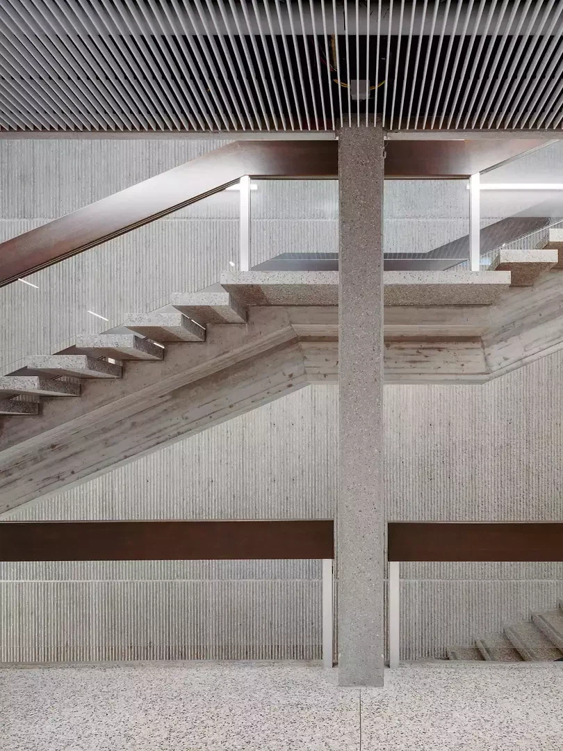 Die historischen Treppen und die sichtbare Betonstruktur wurden erhalten