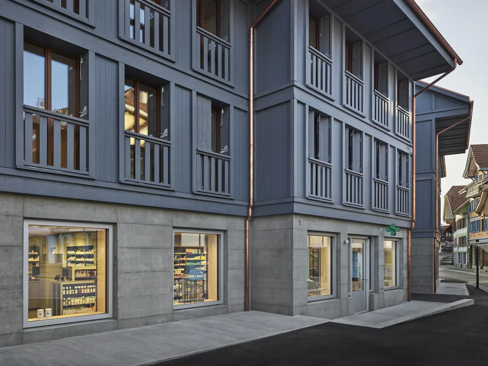 Fassade mit Blick in der Apotheke