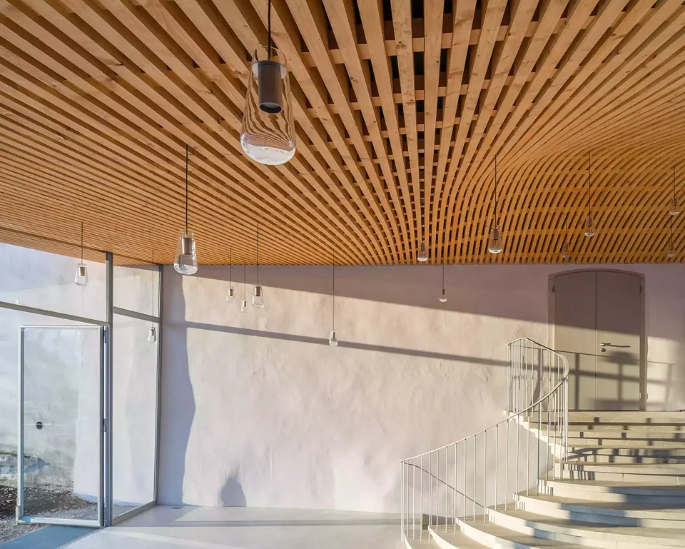 Foyer Künstlerhaus Boswil, geschwungenes Dach über Treppe