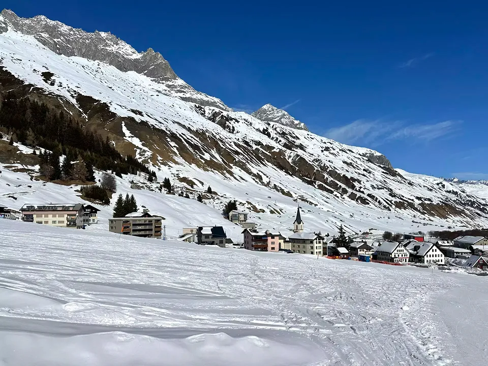La parcelle se situe à la lisière du village de Realp.