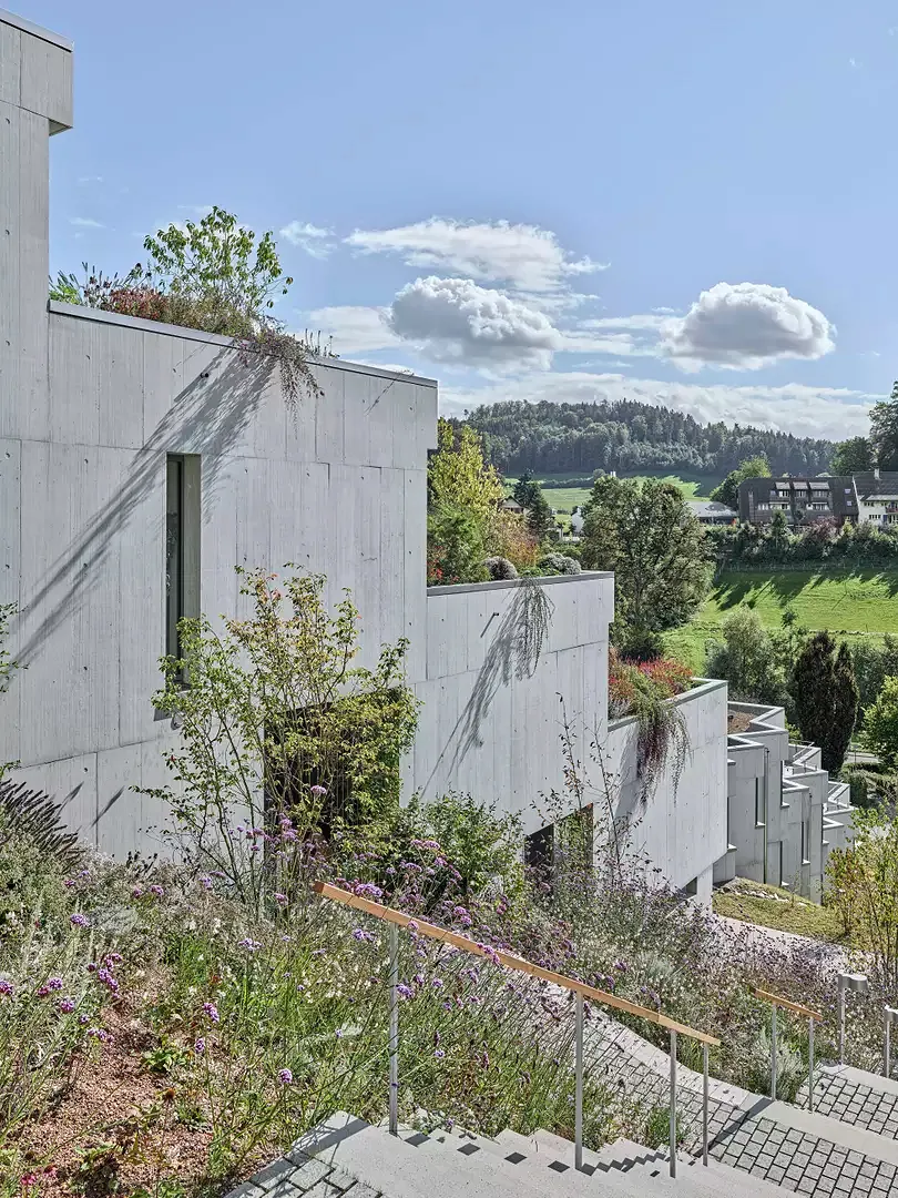 Naturnahe Einbetung in die liebliche Hügellandschaft des Suhretals.