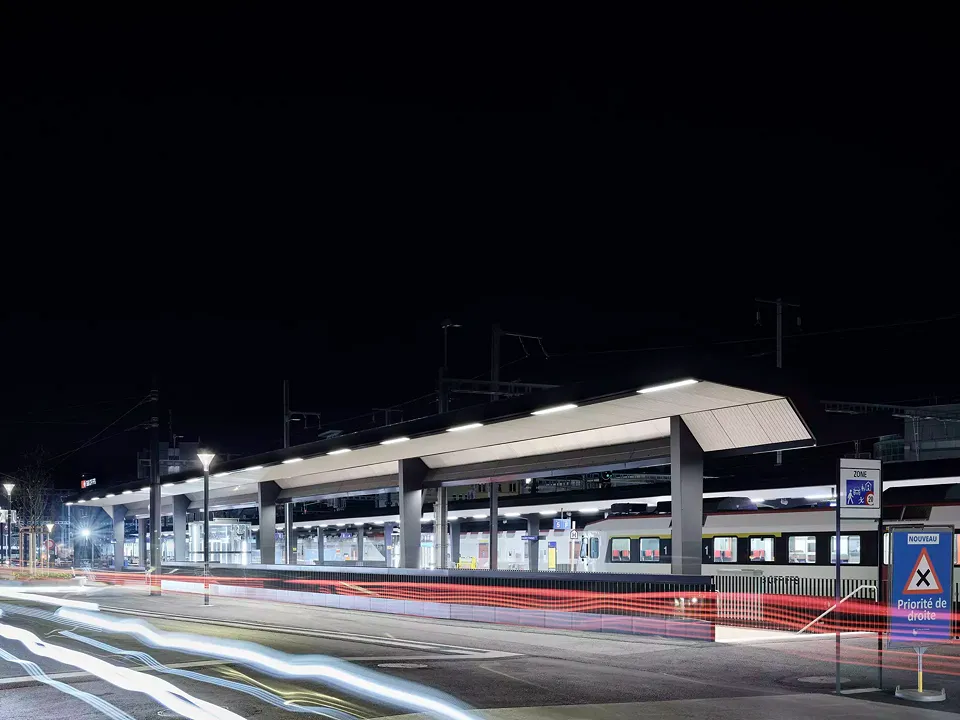 Stadtseitiger Bahnzugang Avenue du Midi / Zugang Personenunterführung, Abend