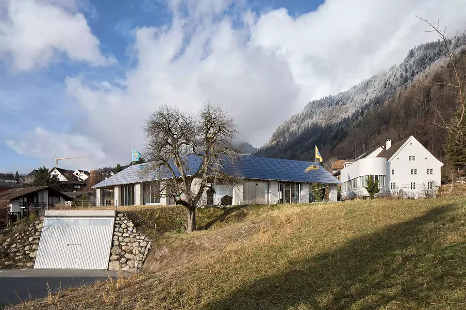 Aussenansicht mit Fotovoltaikdach
