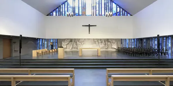 Chorraum mit Altar und Ambo