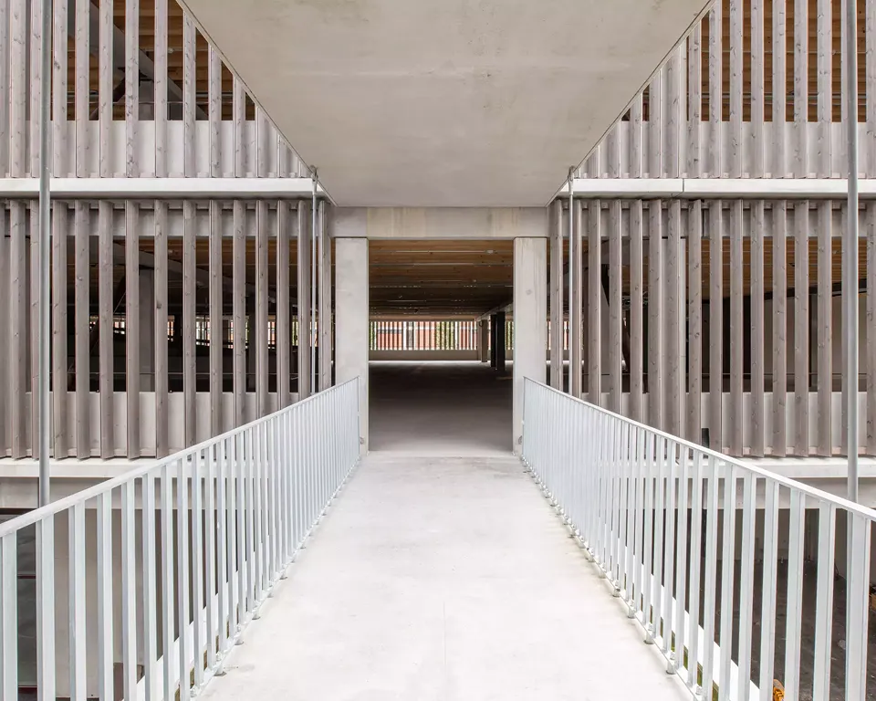 Brücke zwischen Multifunktionsgebäude und Parkhaus