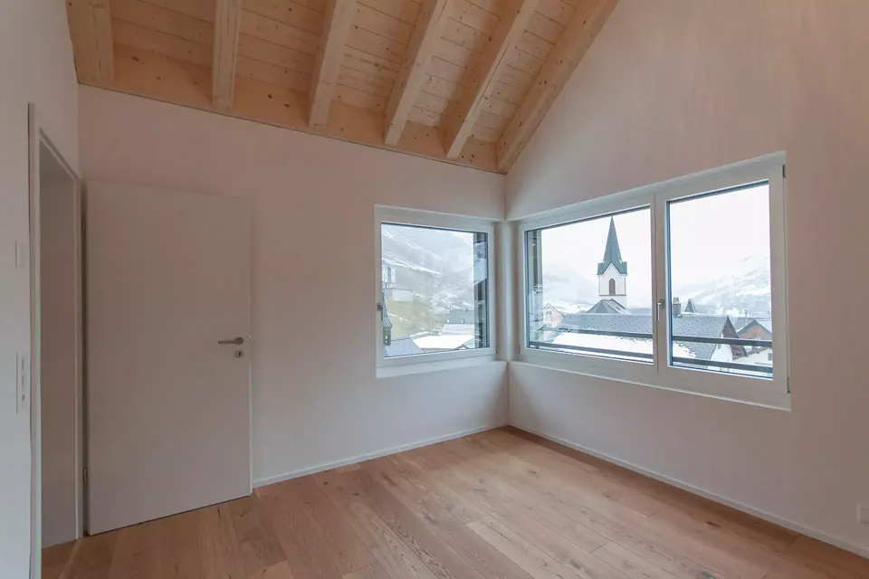 Vom Schlafzimmer aus geniesst man den Blick Richtung Oberalppass und auf die Kapelle sowie die Kirche von Realp.