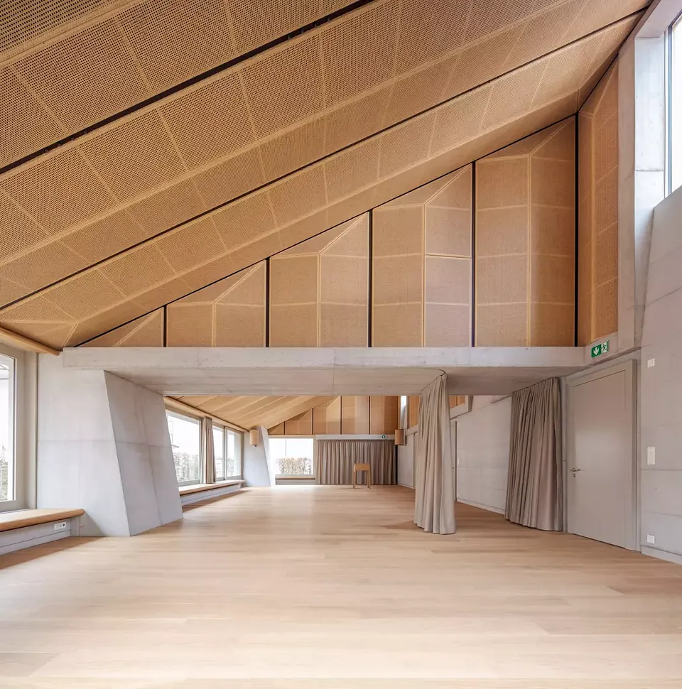 La nouvelle salle de paroisse peut  être utilisée dans son ensemble ou être cloisonnée à l’aide de rideaux.