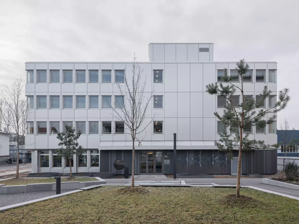Aussenansicht der sanierten, aluverkleideten Bestandsfassade der Musikschule Reinach.