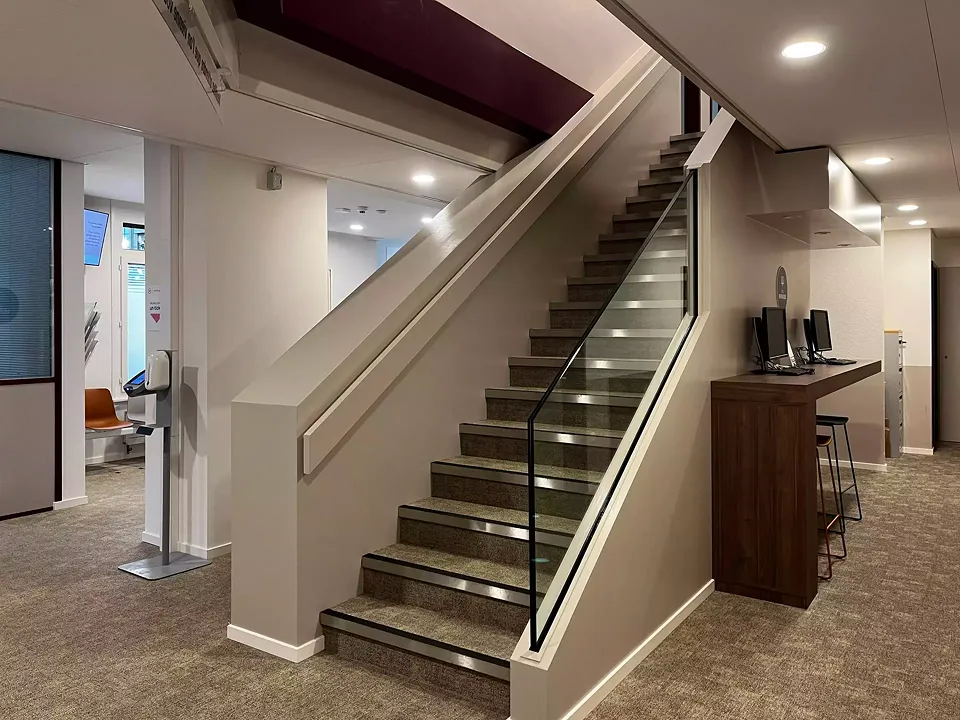 Escalier vers niveau supérieur ou consultations informatique