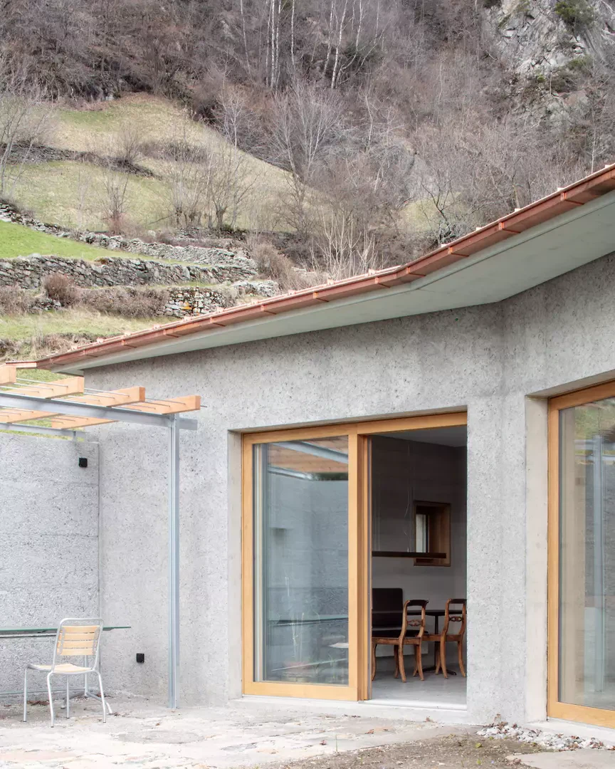 Westen (Fassade in Kratzbeton)