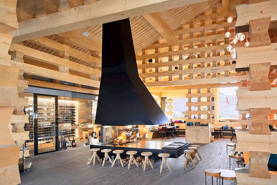 La plus grande pièce, appelée «Cheminée Lounge», d’une cinquantaine de mètres  carrés, accueille une superbe cheminée, située légèrement en retrait et dotée d’un grand foyer ouvert.