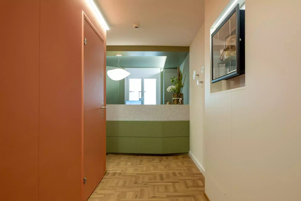 Korridor mit Sicht zum Empfang