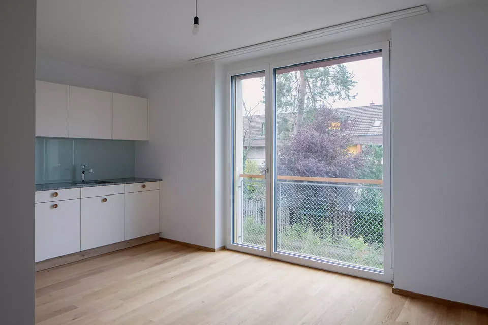 Wohnküchen mit raumhohen Fenstern