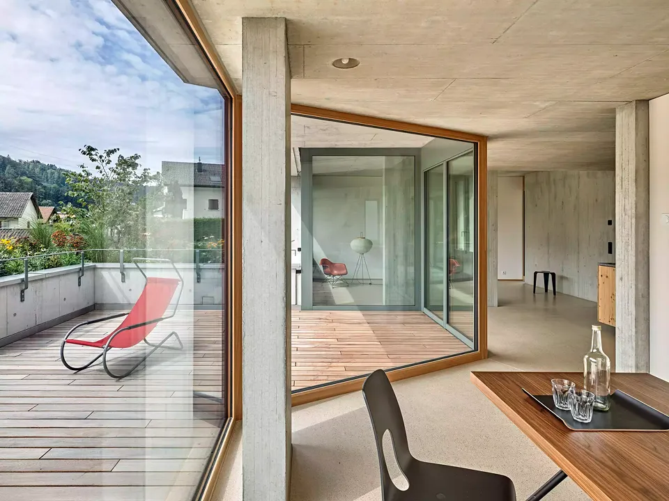 Sichtbeton, Anhydritböden und Lärchenholz folgen dem Prinzip der Eigenfarbigkeit der Materialien und lassen die Räume trotz grauem Beton warmtonig erscheinen.