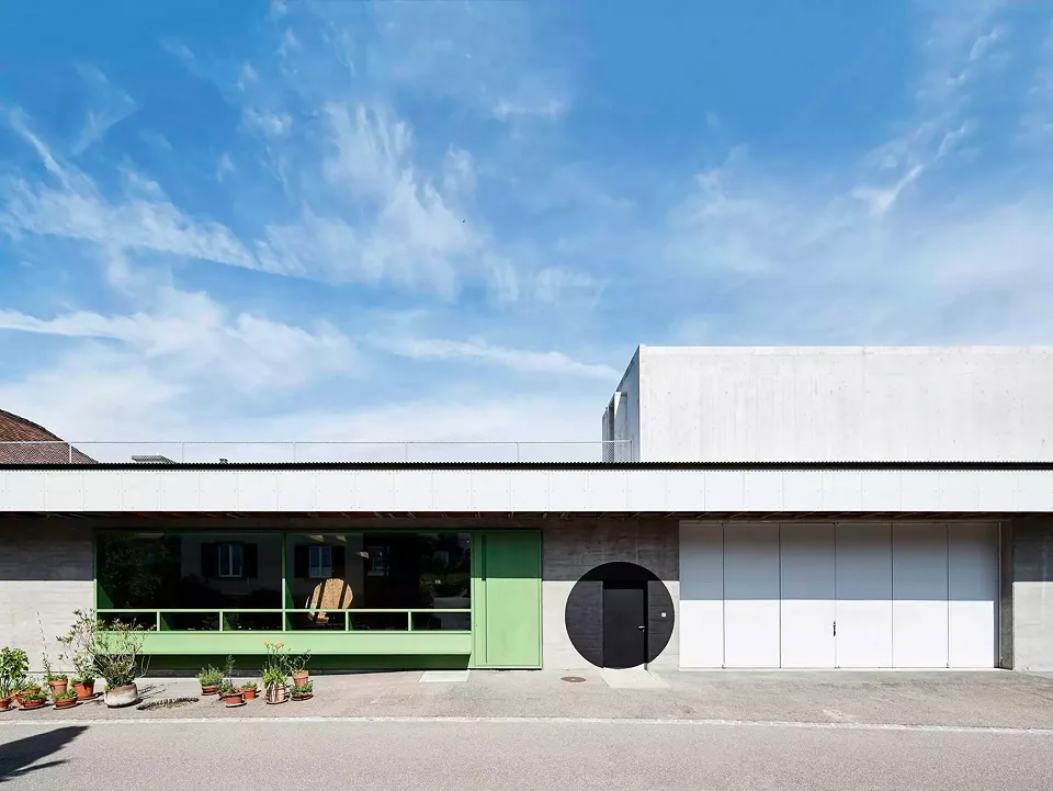 L’atelier, avec la grande fenêtre qui donne sur la rue, et la construction en bois filigrane au-dessus