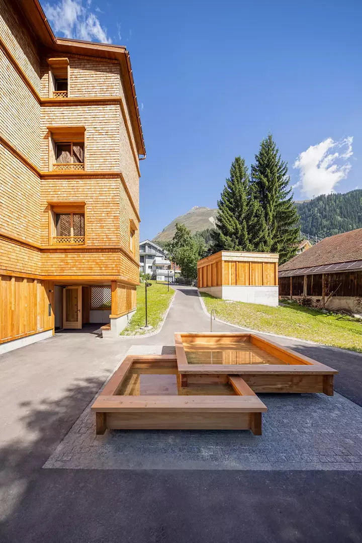 Holzbrunnen als zentrales Gemeinschaftselement
