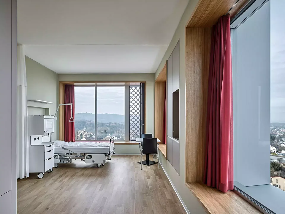 Durch die niedrigen Fensterbrüstungen hat man einen weitläufigen Blick auf die umgebende Landschaft; auch sie tragen dazu bei, den in Holz und warmen Farben gehaltenen Räumen einen häuslichen Charakter zu verleihen.